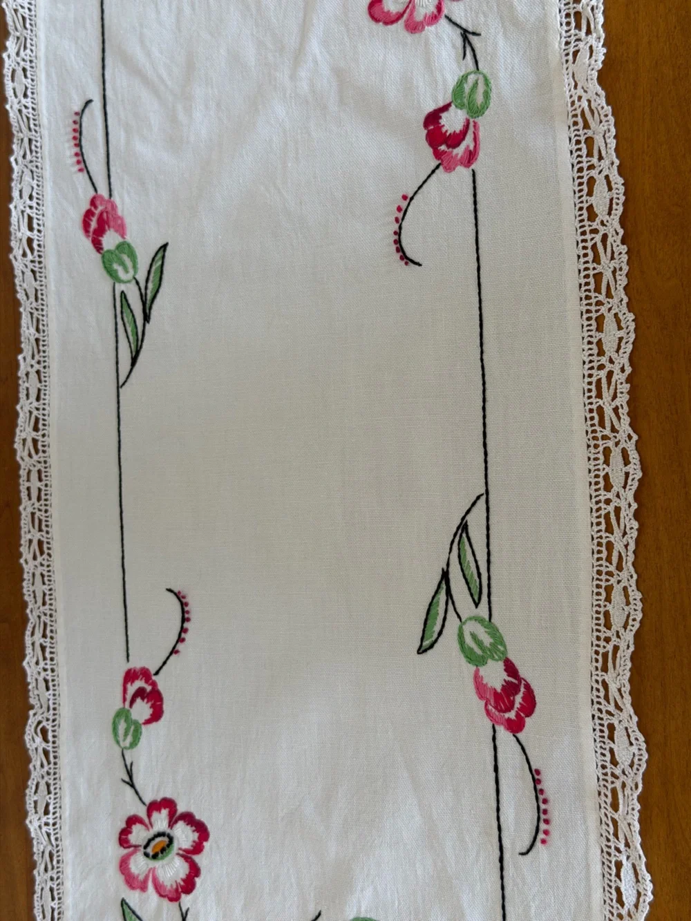 Vintage Embroidered White Floral Table Runner with Crotchet Lace Trim 38”/13,5”